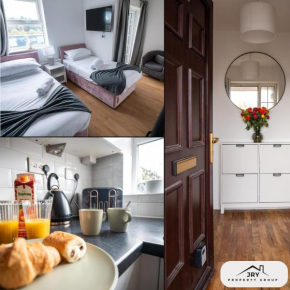 Stunning Cardiff Wharf View 4 Bed Free Parking